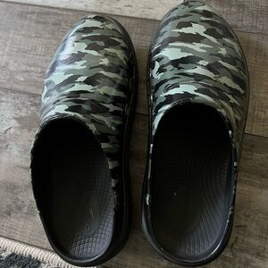 Oofos clogs women’s 9, men’s 7